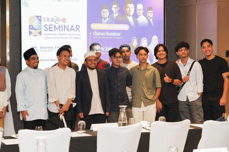 Lebih 100 belia telah mendengar perkongsian Mufti Dr Nazirudin Mohd Nasir (empat dari kiri) semasa Seminar QuranSG pada 9 November.