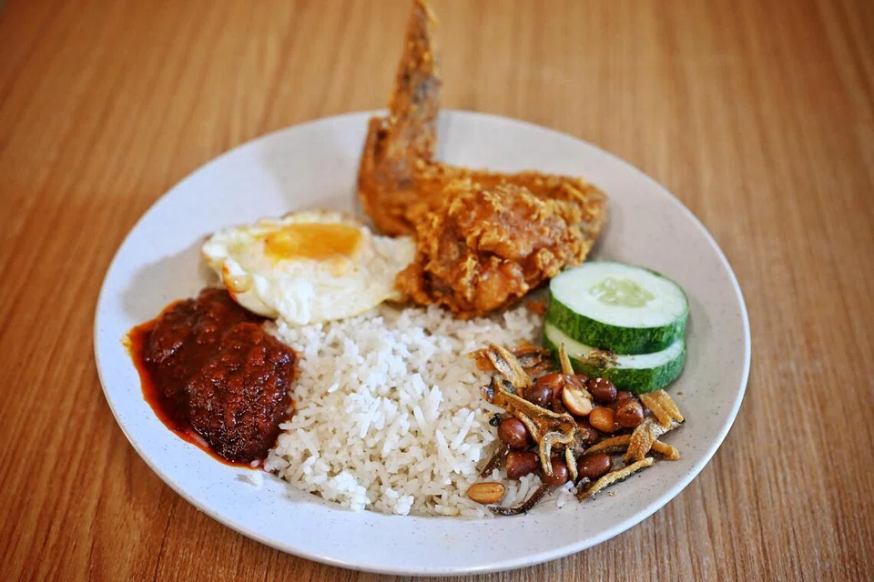 Hidangan Nasi Lemak dimasak dengan nasi basmati yang ringan dan gebu pada harga $4.50.