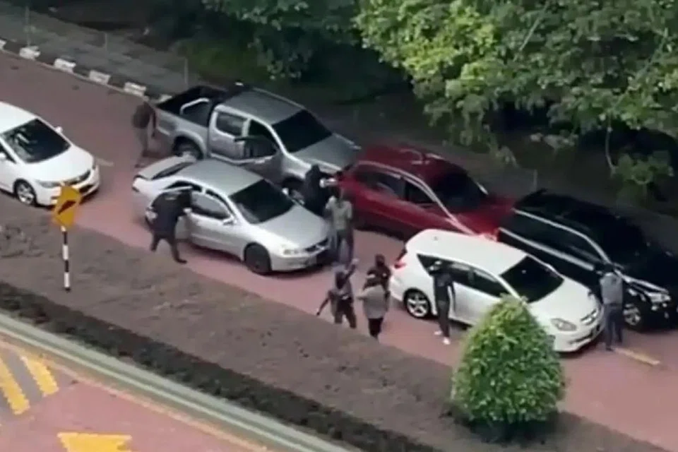 Foto yang tular menunjukkan pasukan polis berbalas tembakan dengan penjenayah warga Afrika dikehendaki polis yang akhirnya ditembak mati dalam kejadian 7 malam, pada 20 Ogos, di Subang Jaya, Selangor. 