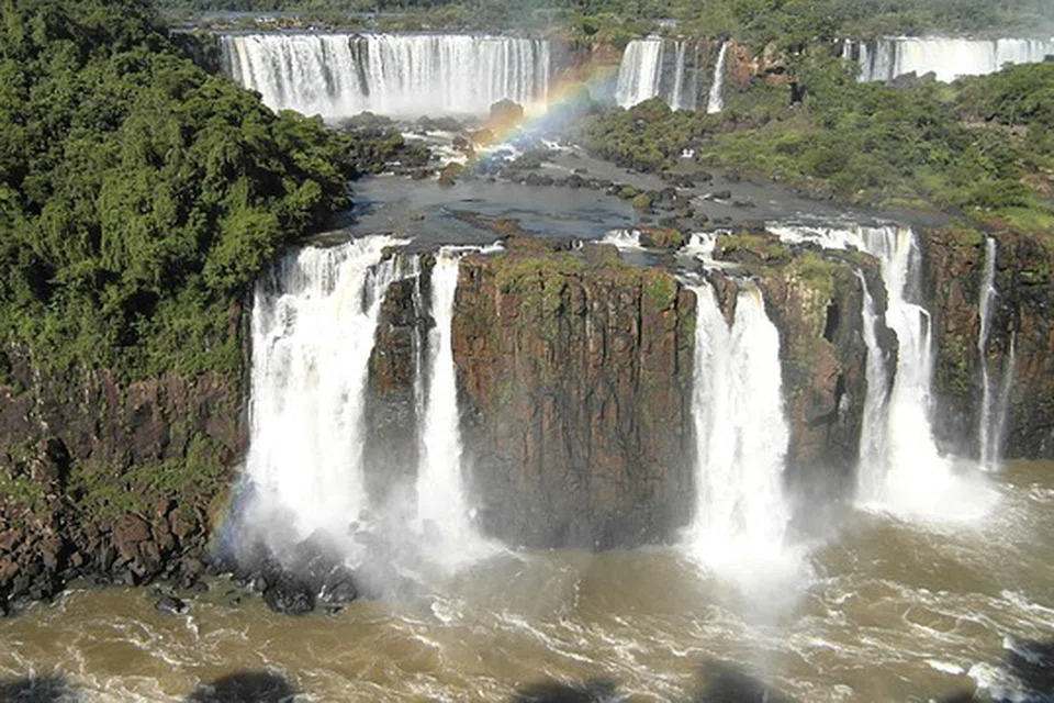 AIR TERJUN IGUACU: Antara air terjun terbesar di Amerika Selatan, air terjun ini turut menjadi pilihan pelancong Muslim ke Brazil.