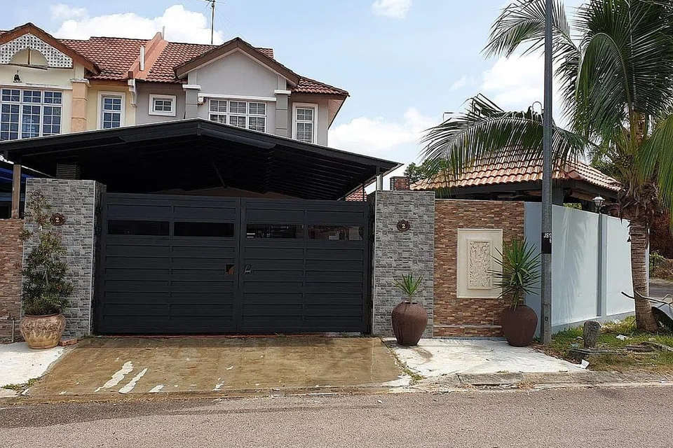 BATUAN JIRAN DAN TEMA: Encik Hamdan Nasikin, seorang kakitangan awam warga Singapura yang memiliki rumah di Taman Setia Indah di Johor Bahru beruntung mempunyai jiran yang sedia membantu menguruskan rumahnya semasa sekatan pergerakan dilaksana. Beliau juga mempunyai teman yang boleh membantu melunaskan bil penyenggaraan rumahnya di seberang tambak. - Foto HAMDAN NASIKIN 