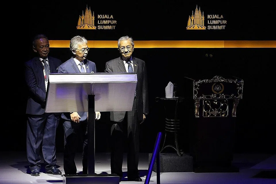 BINCANG HAL UMAT: Yang Dipertuan Agong Malaysia, Sultan Abdullah Sultan Ahmad Shah (tengah), dan Dr Mahathir melancarkan Sidang Puncak Kuala Lumpur semalam. Dr Mahathir berkata ia dianjurkan bukan untuk berbincang mengenai agama, sebaliknya tentang hal ehwal umat Islam. - Foto REUTERS