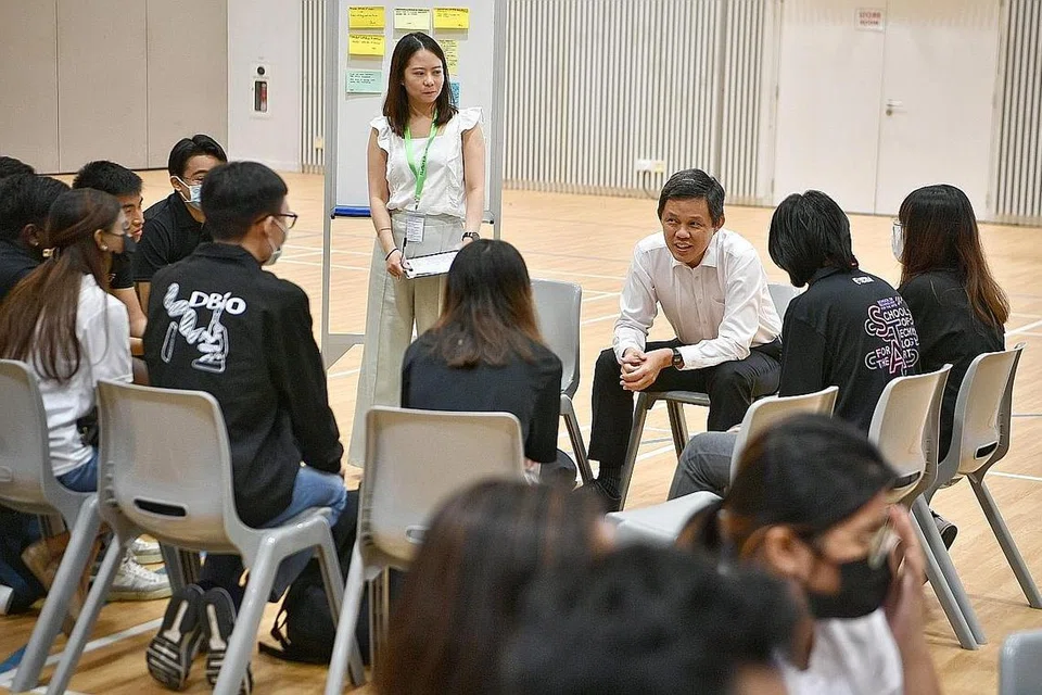 DENGAR ASPIRASI BELIA: Encik Chan (berkemeja putih) berinteraksi dengan pelajar Politeknik Republic dan mendengar pandangan mereka berhubung pendidikan di Singapura. - Foto BH oleh ARIFFIN JAMAR