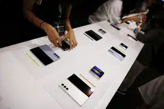 TERUS BERSAING: Samsung sedang berbicara dengan rakan kongsi bekalan untuk mengurangkan kos pembuatan alat lipat tanpa menjejaskan spesifikasi utama.