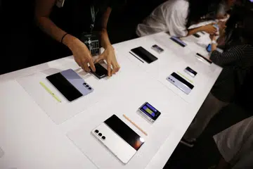 TERUS BERSAING: Samsung sedang berbicara dengan rakan kongsi bekalan untuk mengurangkan kos pembuatan alat lipat tanpa menjejaskan spesifikasi utama.