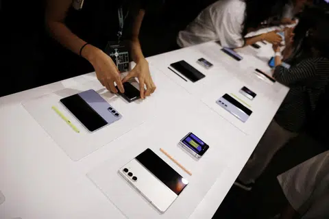 TERUS BERSAING: Samsung sedang berbicara dengan rakan kongsi bekalan untuk mengurangkan kos pembuatan alat lipat tanpa menjejaskan spesifikasi utama.