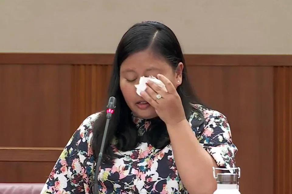 Cik Mariam Jaafar (GRC Sembawang) sebak ketika berkongsi kisah berkenaan penduduknya yang kehilangan anaknya yang membunuh diri setelah kehilangan kerja dan menghadapi stigma dan kecaman oleh keluarga mentuanya. Anaknya juga mengalami gangguan bipolar.