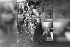Kenangan memasak bersama keluarga dalam suasana banjir. Gambar dipetik pada 1973.
