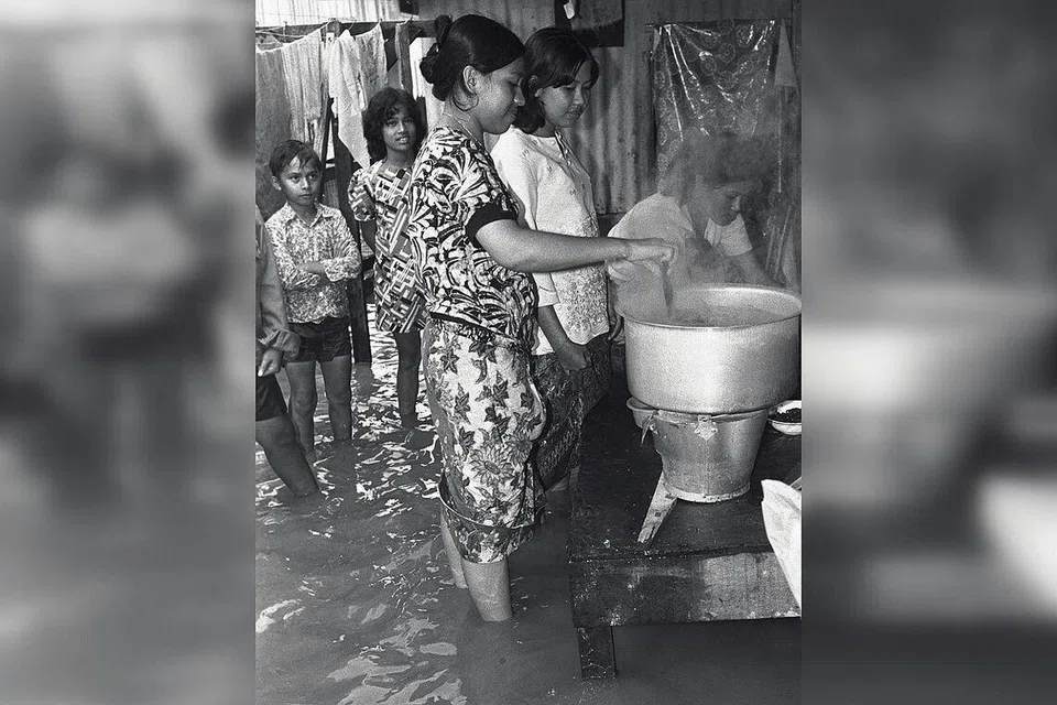 Kenangan memasak bersama keluarga dalam suasana banjir. Gambar dipetik pada 1973.