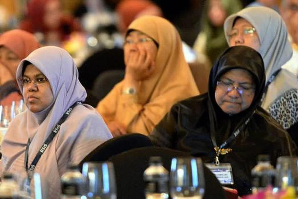 SERTAI PERBINCANGAN: Sebahagian daripada delegasi Melayu/Islam yang mengikuti Simposium Sidang Puncak Asia Timur (EAS) mengenai Pemulihan Keagamaan dan Penyepaduan Semula Sosial di hotel Ritz-Carlton Millenia, semalam.