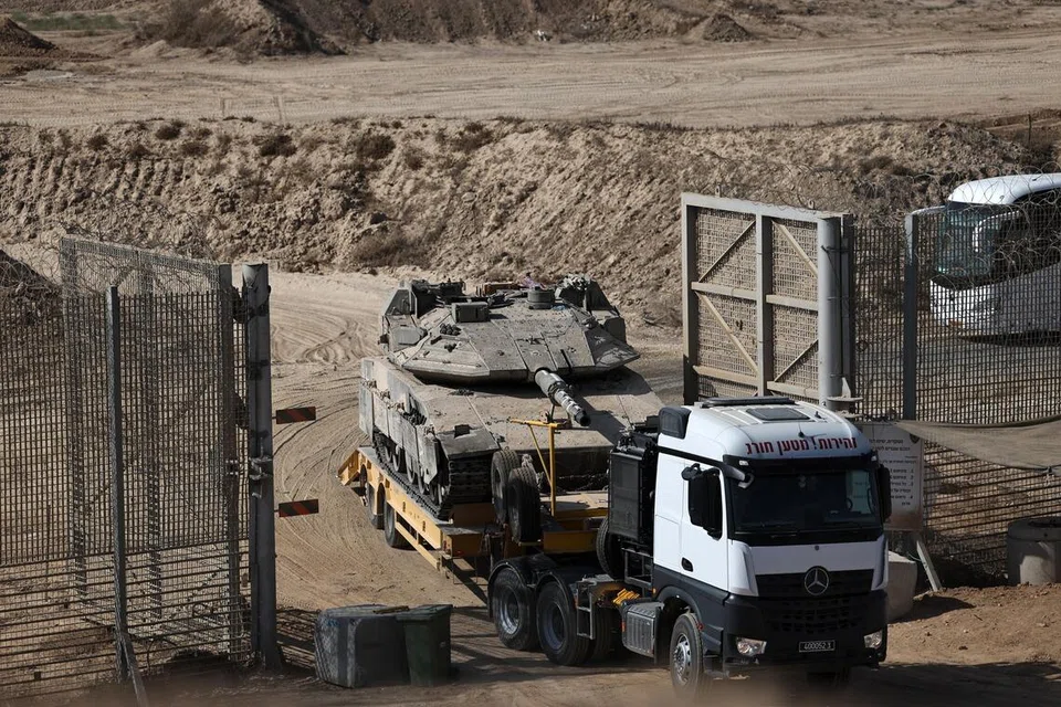  Kereta kebal Israel dikerahkan di sepanjang sempadan Israel-Gaza, selatan Israel, 15 September 2025. saksi memberitahu AFP, terdapat ‘pengeboman skala besar tanpa henti di Bandar Gaza’ yang menyebabkan kediaman musnah serta mengakibatkan penduduk terperangkap di bawah runtuhan.