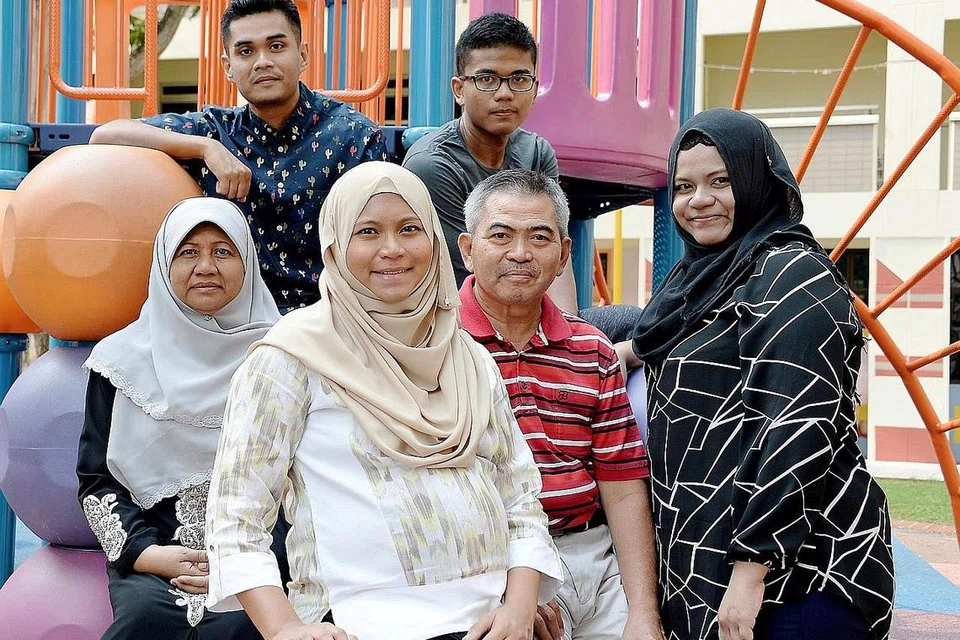 HUBUNGAN MESRA KUNCI KEJAYAAN: Cik Sarah (depan) bersama anggota keluarganya - (barisan tengah, dari kiri) ibunya, Cik Salimah; ayahnya, Encik Salim; dan kakak, Cik Siti Rafidah; serta (barisan belakang, dari kiri) suami, Encik Muhammad Ridha; dan adik, Encik Mohd Shahied. - Foto ZAINAL YAHYA