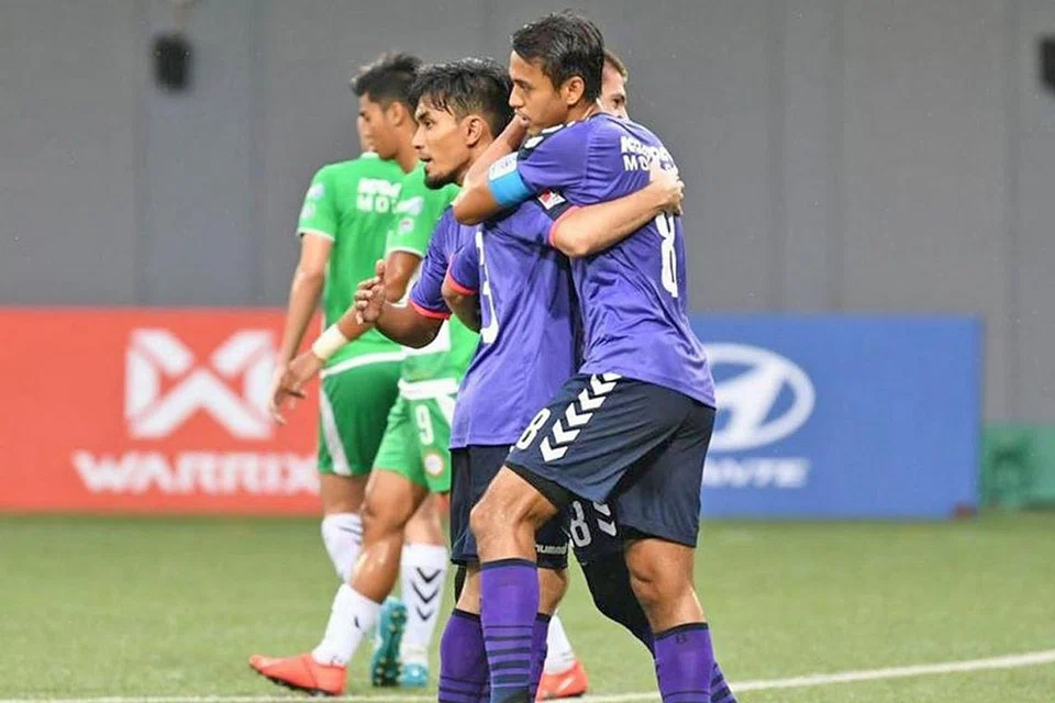 DI LANDASAN TEPAT: Shahdan Sulaiman (jersi nombor lapan) meraikan gol bersama rakan sepasukan dalam kemenangan 2-0 ke atas Geylang Sabtu lalu. - Foto BH oleh AIA SINGAPORE PREMIER LEAGUE/FAC EBOOK