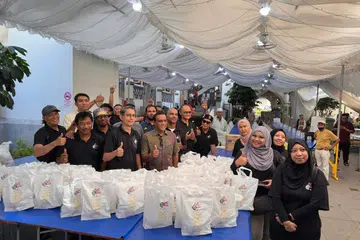 Dr Faishal bersama relawan dan rakan kongsi komuniti semasa acara, ‘Date Your Loved Ones Today!’