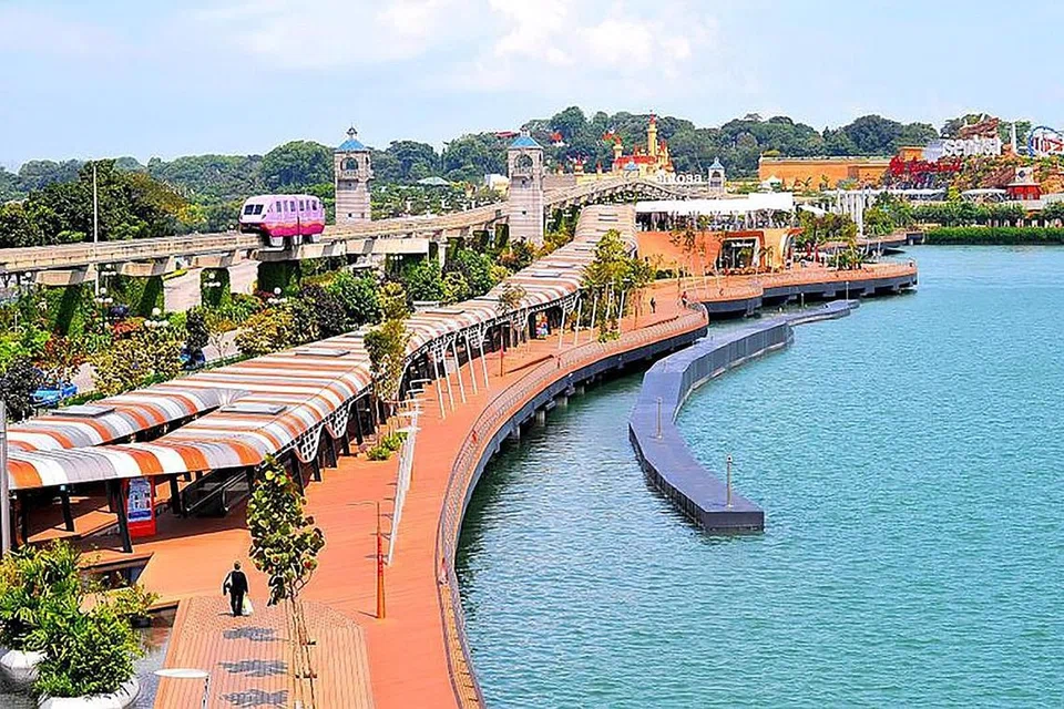 TAWARAN MENARIK: Pejalan kaki yang menggunakan Sentosa Boardwalk ke pulau itu tidak dikenakan bayaran hingga akhir 2017. - Foto fail