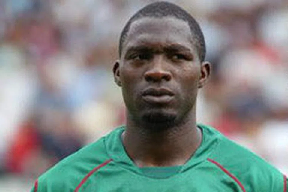 MARC VIVIEN FOE: Meninggal dunia selepas rebah dalam perlawanan pasukan negaranya, Cameroon menentang Columbia pada 2003.