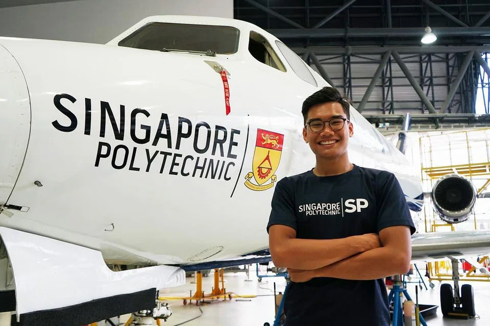 INGIN BANGGAKAN IBU BAPA: Sheikh Arfahmi Sheikh Arzimi yang tampil sebagai pelajar terbaik kursusnya ingin membanggakan ibu bapanya dengan melangkah ke universiti dan berjaya mendapat biasiswa. - Foto POLITEKNIK SINGAPURA