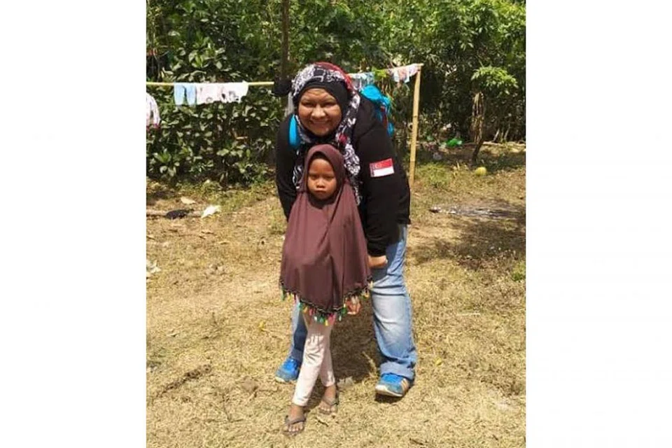 CERIAKAN SI CILIK: Dengan sikapnya yang peramah, mudah bagi Cik Idani (belakang) berinteraksi dengan penduduk mangsa gempa di Lombok.