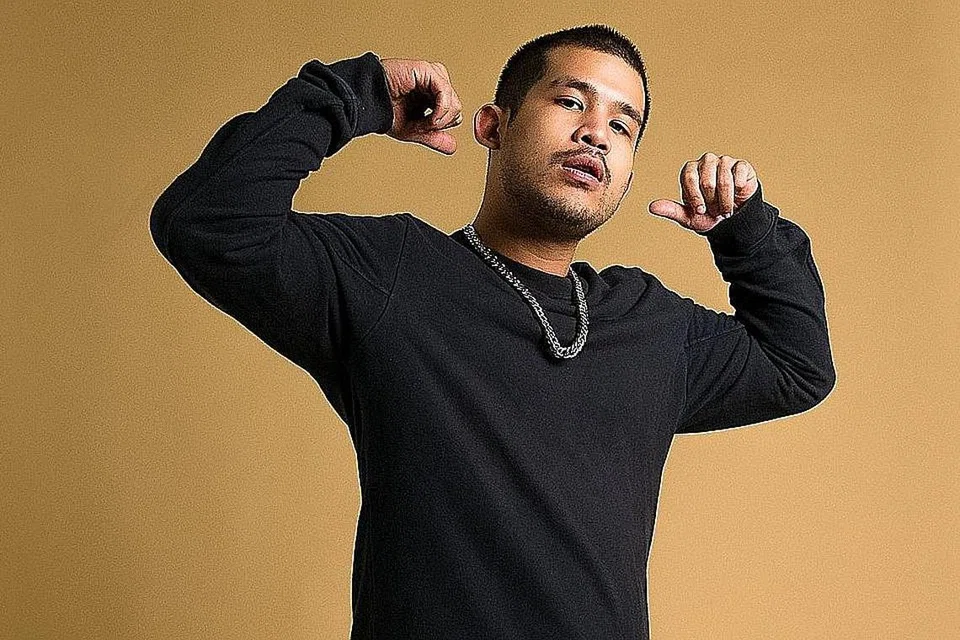 BERANI CUBA APA SAHAJA: Walaupun dikenali sebagai 'rapper', A. Nayaka akur perlu berani mencuba bermacam genre khususnya pop bagi mendekati lebih ramai pencinta muzik di mana-mana. - Foto DEF JAM INDONESIA
