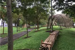 BULUH PENYERI TAMAN: Seni pemasangan Encik Eko Prawoto melambangkan semangat gotong-royong penduduk desa dari Yogjakarta. Buluh dipilih kerana ia ringan dan mudah dipasang di Taman Admiralty bagi program Seni Di Kejiranan Anda. - Foto NAC