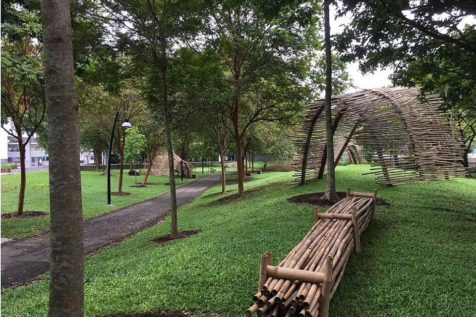 BULUH PENYERI TAMAN: Seni pemasangan Encik Eko Prawoto melambangkan semangat gotong-royong penduduk desa dari Yogjakarta. Buluh dipilih kerana ia ringan dan mudah dipasang di Taman Admiralty bagi program Seni Di Kejiranan Anda. - Foto NAC