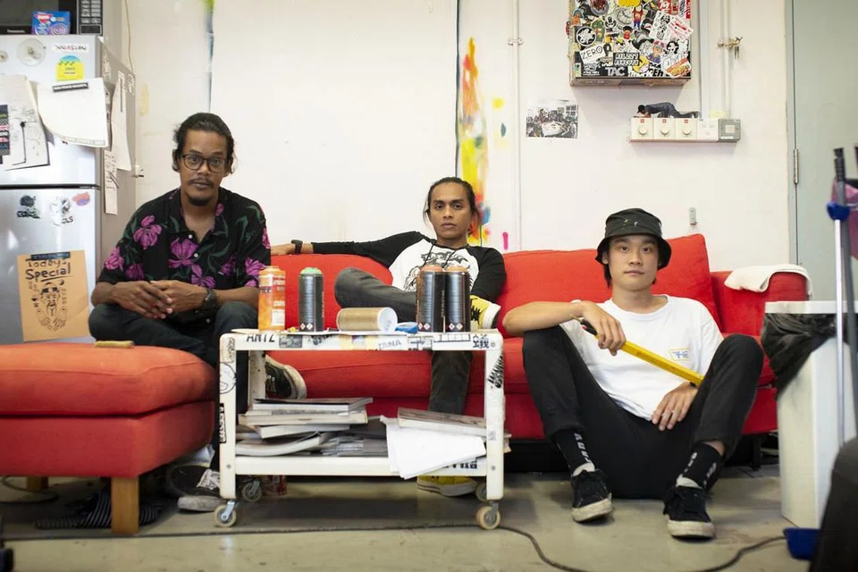  MENDALAMI SENI JALANAN: Dari kiri: Penggiat seni jalanan kumpulan rumah seni RSCLS, Taufiq Rosle, Zulkarnaen Othman dan SONG akan memimpini lawatan Kampong Glam untuk memupuk kesedaran mengenai seni jalanan dan grafitti.