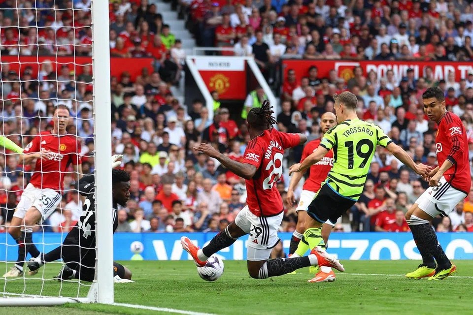 Penyerang Arsenal, Leandro Trossard, menjaringkan satu-satunya gol ketika menentang Manchester United pada 12 Mei. Kemenangan itu bermakna Arsenal berpeluang mengatasi Manchester City dan menangi Liga Perdana England musim ini. 