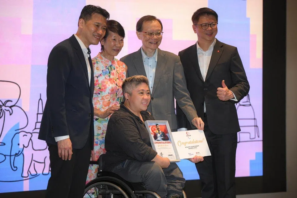 Atlet para negara Theresa Goh (tengah, berkerusi roda) bergambar bersama (dari kiri, berdiri) Pemangku Menteri Kebudayaan, Masyarakat dan Belia, Encik David Neo; Presiden Majlis Paralimpik Kebangsaan Singapura (SNPC), Dr Teo-Koh Sock Miang; Ketua Eksekutif Tote Board, Encik Tan Choon Shian; dan Ketua Negara DBS Singapura, Encik Lim Him Chuan, setelah menerima anugerah semasa majlis makan malam Anugerah Pencapaian Atlet anjuran Majlis Paralimpik Kebangsaan Singapura (SNPC) di Novotel Singapore on Stevens pada 24 Mac.