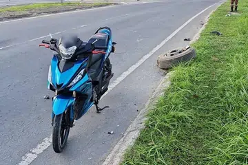 Dua lelaki maut apabila motosikal dinaiki mereka terbabas lalu terjunam ke dalam longkang selepas cuba mengelak tayar lori yang tertanggal dalam kejadian di Kilometer 7, Jalan Penampang-Kota Kinabalu, Sabah. 