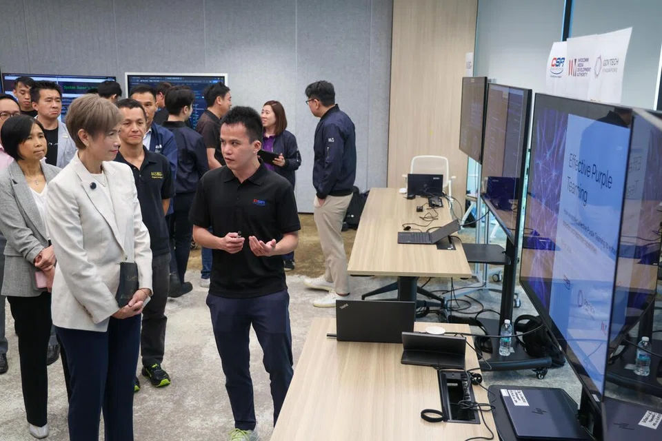 (Dua dari kiri) Menteri Penerangan dan Pembangunan Digital, Cik Josephine Teo, ketika diberi taklimat mengenai operasi Cyber Guardian, yang melibatkan lebih 100 pelindung siber dari enam agensi pemerintah, pada 9 Februari. 