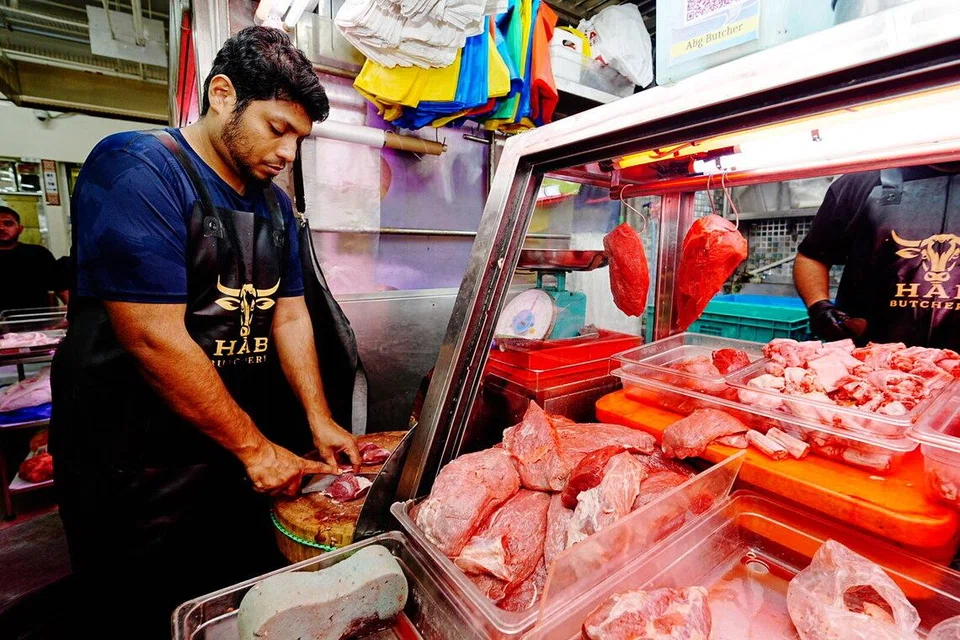 Pemilik kedai daging Haji Abu Bakar Fresh and Frozen, Encik Mohamed Shahid Yusof, mengalami kenaikan sebanyak 60 sen bagi daging yang diimport dari Brazil. Walaupun kenaikan kos merupakan perkara yang lumrah dalam perniagaan daging, beliau menyifatkan kenaikan kos kali ini lebih mendadak dan lebih terasa impaknya dek peperangan yang sedang terjadi.