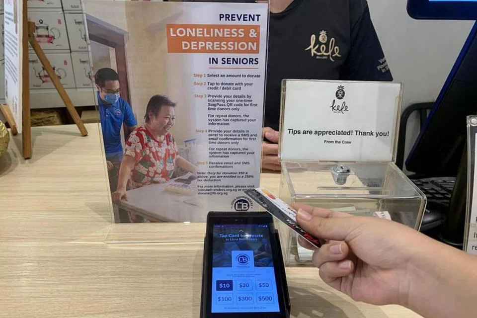 Terminal tersebut telah diletakkan di cawangan makanan dan minumam seperti Kele dan Tiger Sugar, dan klinik Hallmark Physiotherapy. - FOTO: LIONS BEFRIENDERS SINGAPORE 