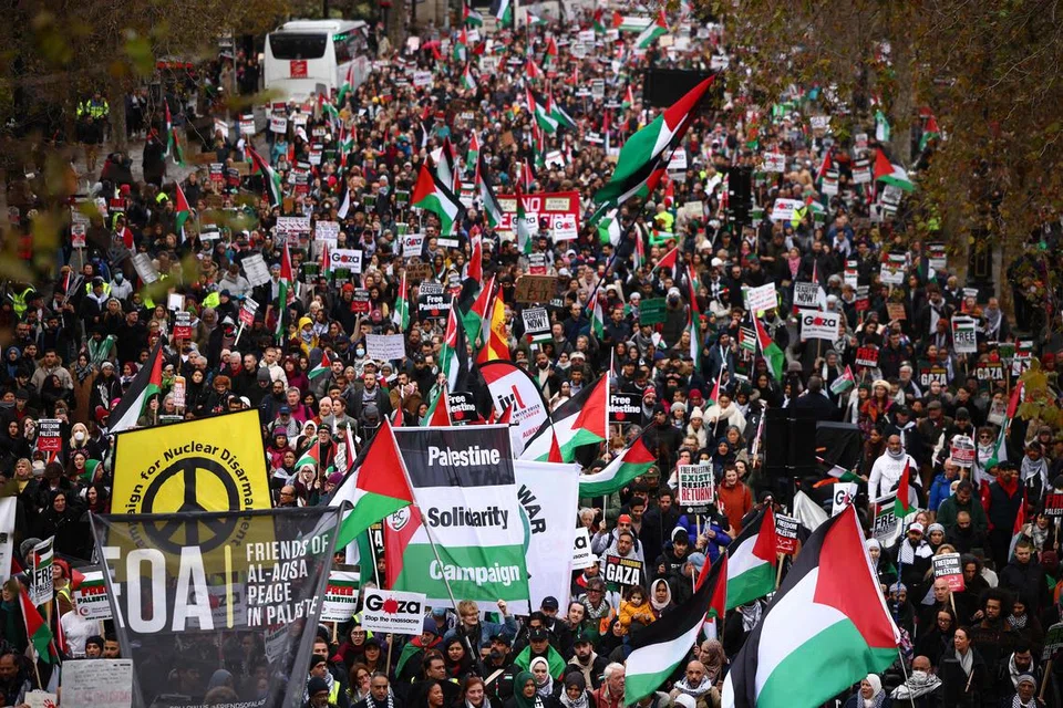 SUARA SOLIDARITI: Aktivis dan penyokong pro-Palestin mengibarkan bendera dan membawa sepanduk semasa Perarakan Kebangsaan untuk Palestin di tengah London pada 9 Disember bagi menyeru gencatan senjata sepenuhnya dalam perang di Gaza. 