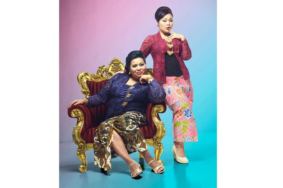 KENANGAN KEBAYA: Aktivis teater dan pelakon Kebaya Homies, Alin Mosbit (kiri) dan Siti Khalijah Zainal mempunyai pengalaman peribadi dan takrifan tentang kebaya yang memberi wanita Melayu sumber keyakinan diri dan keanggunan. - Foto TUCKYS PHOTOGRAPHY
