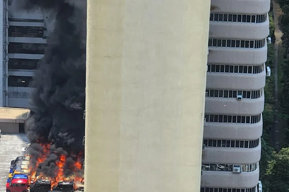 Asap tebal daripada api yang menjilat kereta di Golden Mile Tower kelihatan dalam gambar (kiri) yang dihantar seorang pembaca BH, Encik Mohd Amin Mohd Zain, Pegawai Eksekutif Utama firma hartanah Cityhomes, sementara gambar atas menunjukkan sebahagian daripada kenderaan itu setelah dijilat api,