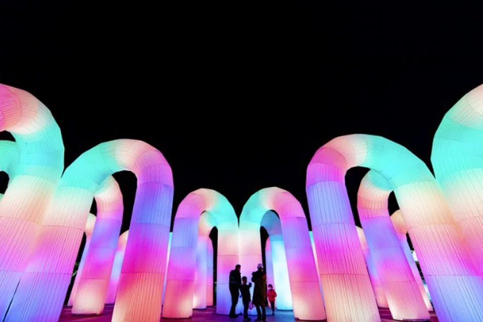 Entre las atractivas instalaciones de las artes ligeras durante la fiesta de la noche de Singapur se encuentran las puertas de lámparas gigantes, 'Sky Castle' para instalarse en Cathay Green, Dhoby Ghaut y diseñado por Australian Art and Technology Studio, eness. 