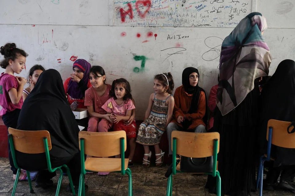 Kanak-kanak bermain di sebuah sekolah yang dijadikan tempat perlindungan sementara bagi pelarian di Beirut, Lebanon, pada 9 Oktober,  di tengah-tengah ketegangan berterusan antara Israel dengan Hezbollah. 