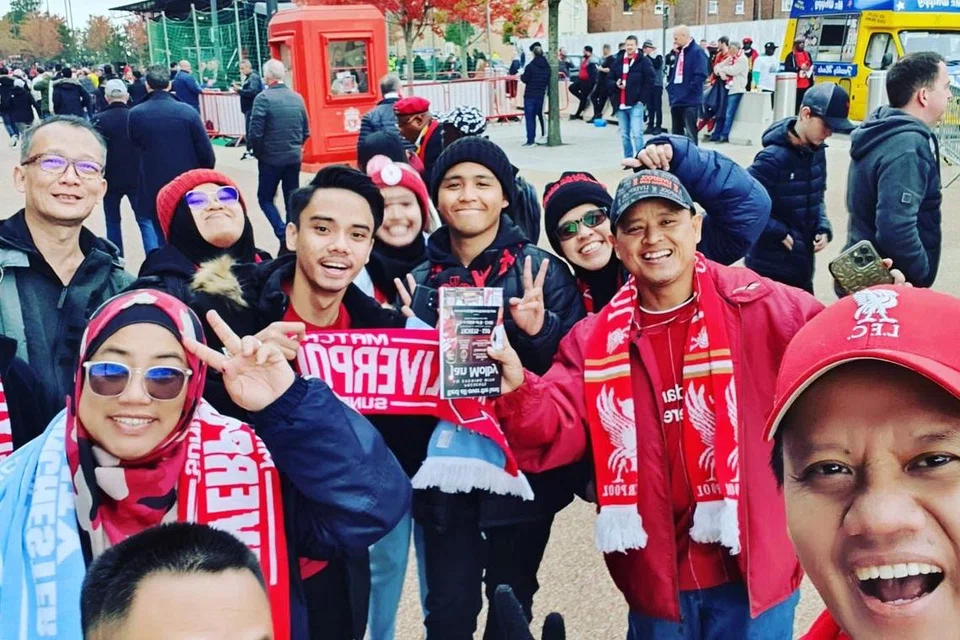CINTA BOLA: Kembara beramai-ramai dengan keluarga pencinta bola sepak Liga Perdana England (EPL) memberikan keceriaan.