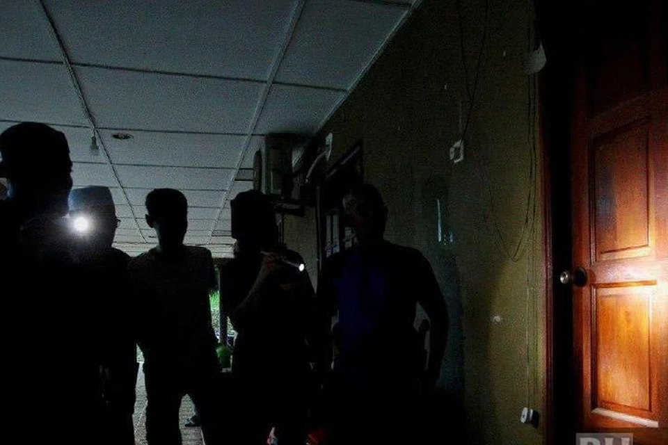 SIASAT KEJADIAN: Sebahagian penduduk kampung menyuluh pintu sebuah rumah yang menerima gangguan berikut misteri gangguan ketukan pintu yang menghantui penduduk kampung Kepis Ulu, Kuala Pilah selepas sekurang-kurangnya 13 rumah menerima ‘tetamu’ tak undang itu sejak malam 31 Disember lalu. 