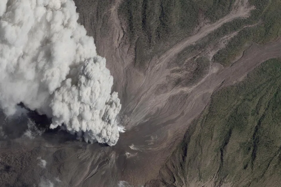 Imej satelit menunjukkan asap yang memuntah keluar dari Gunung Lewotobi Laki-Laki, di wilayah Nusa Tenggara Timur, Indonesia, pada 13 November 2024. 2024