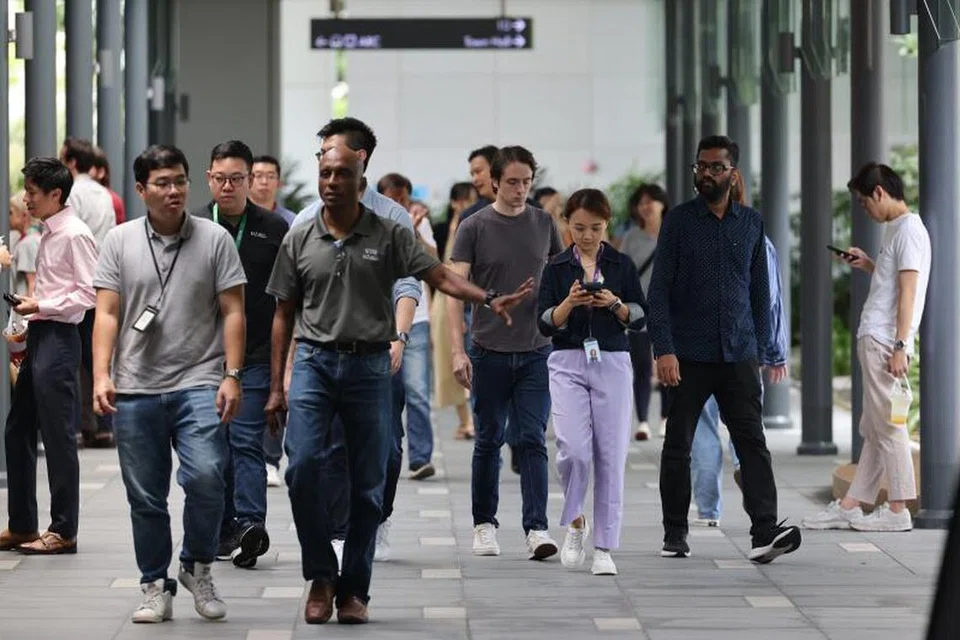 Menurut dapatan kajian Petunjuk Keharmonian Kaum dan Agama IPS-OnePeople.sg yang dijalankan pada 2024, 18.4 peratus orang Melayu dan 16.7 peratus orang India melaporkan rasa telah didiskriminasi di tempat kerja atau semasa kenaikan pangkat.