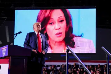 Calon Presiden daripada Parti Demokrat, Cik Kamala Harris (gambar di skrin), dan pesaingnya daripada Republikan, Encik Donald Trump, semakin giat berkempen menjelang pilihan raya presiden pada 5 November.