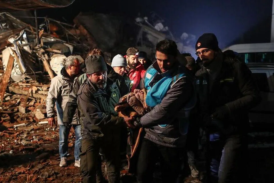 MANGSA TERSELAMAT: Sekumpulan penyelamat mengusung keluar seorang mangsa yang cedera setelah terperangkap di bawah runtuhan bangunan di Hatay, Turkey, selama 42 jam. - Foto EPA-EFE