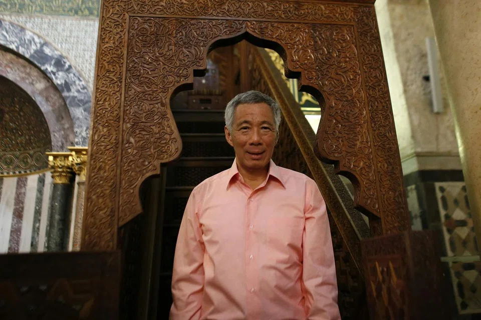 PELUANG BERGAMBAR DI DALAM MASJID AL-AQSA: Encik Lee mengambil peluang bergambar di hadapan mimbar yang terdapat di dalam Masjid Al-Aqsa. - Foto AFP