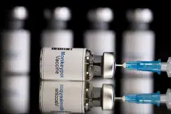 BAKAL DILANCARKAN: Pelancaran vaksinasi cacar monyet akan dibataskan kepada kes yang amat spesifik kerana kebolehjangkitan dan risiko daripada virus itu tidak serius seperti Covid-19. - Foto REUTERS