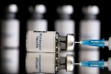 BAKAL DILANCARKAN: Pelancaran vaksinasi cacar monyet akan dibataskan kepada kes yang amat spesifik kerana kebolehjangkitan dan risiko daripada virus itu tidak serius seperti Covid-19. - Foto REUTERS