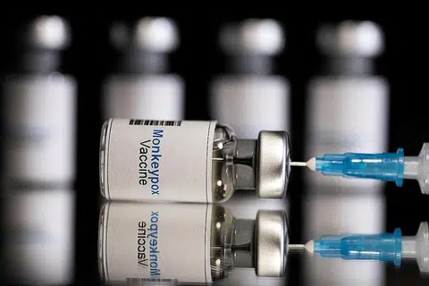 BAKAL DILANCARKAN: Pelancaran vaksinasi cacar monyet akan dibataskan kepada kes yang amat spesifik kerana kebolehjangkitan dan risiko daripada virus itu tidak serius seperti Covid-19. - Foto REUTERS