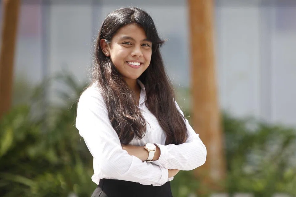 CEKAL SEMANGAT: Cik Laila menerima Biasiswa Industri Singapura (SgIS) di bawah Majlis Perkhidmatan Sosial Nasional untuk berkecimpung dalam industri khidmat sosial bagi membantu keluarga susah. - Foto BH oleh ZHANG XUAN