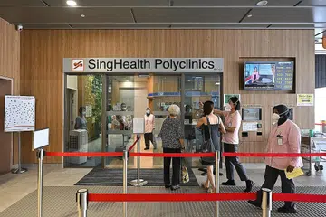 MENUNGGU: Masa menunggu median untuk bertemu doktor bagi pesakit yang ke poliklinik pada Februari adalah 17 minit. - Foto fail