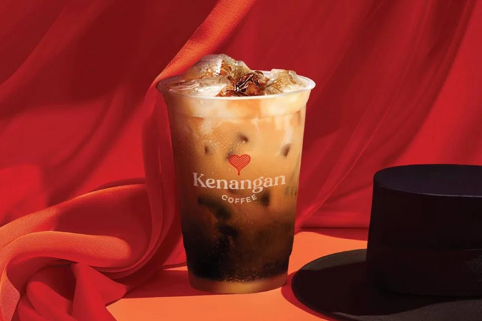 ‘Iced Spanish Latte’ (bermula daripada $4.90) daripada Kenangan Coffee terkenal dengan espreso yang pekat, digabungkan kemanisan gula aren dan rasa lemak susu.